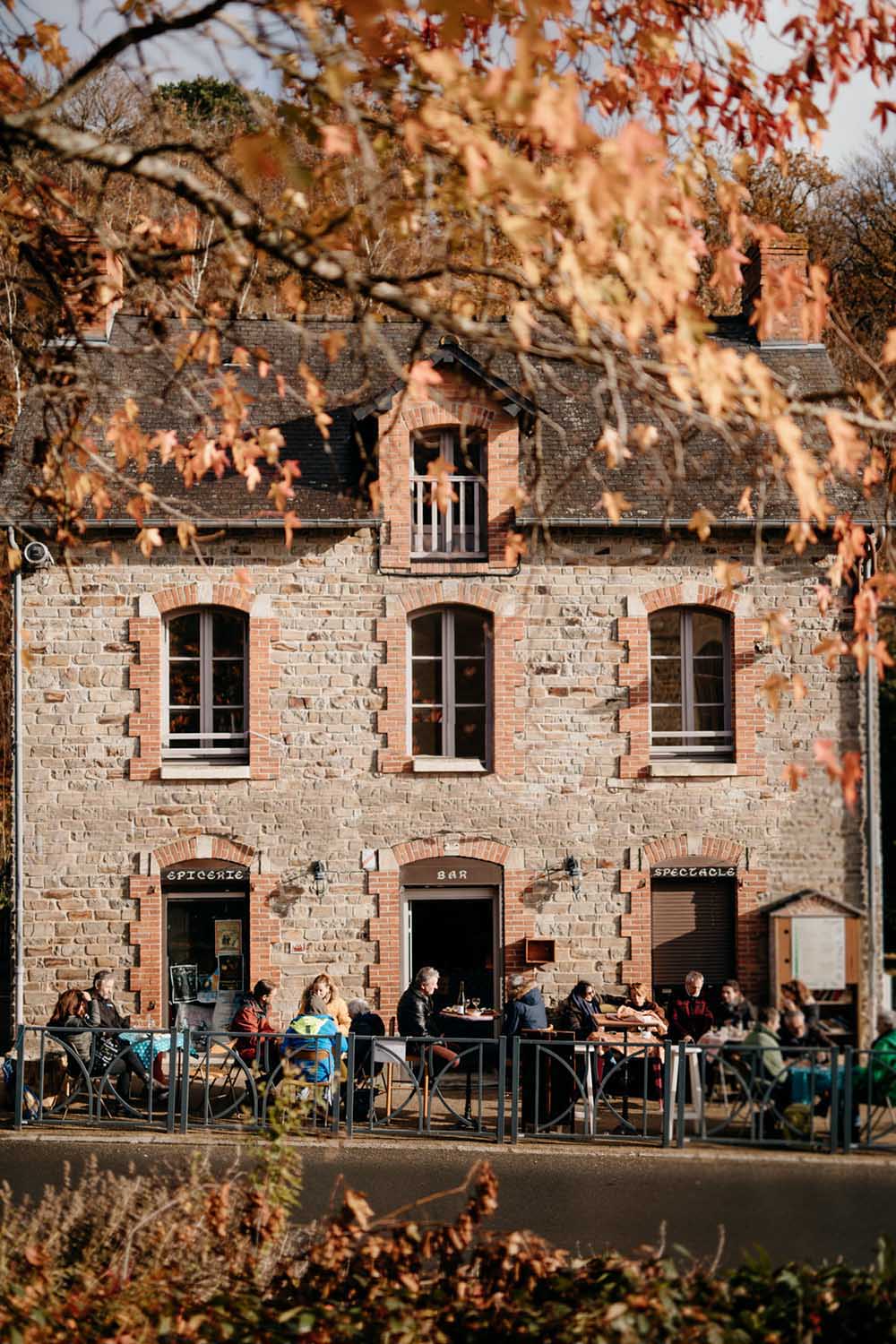 photo facade baranoux avec public2